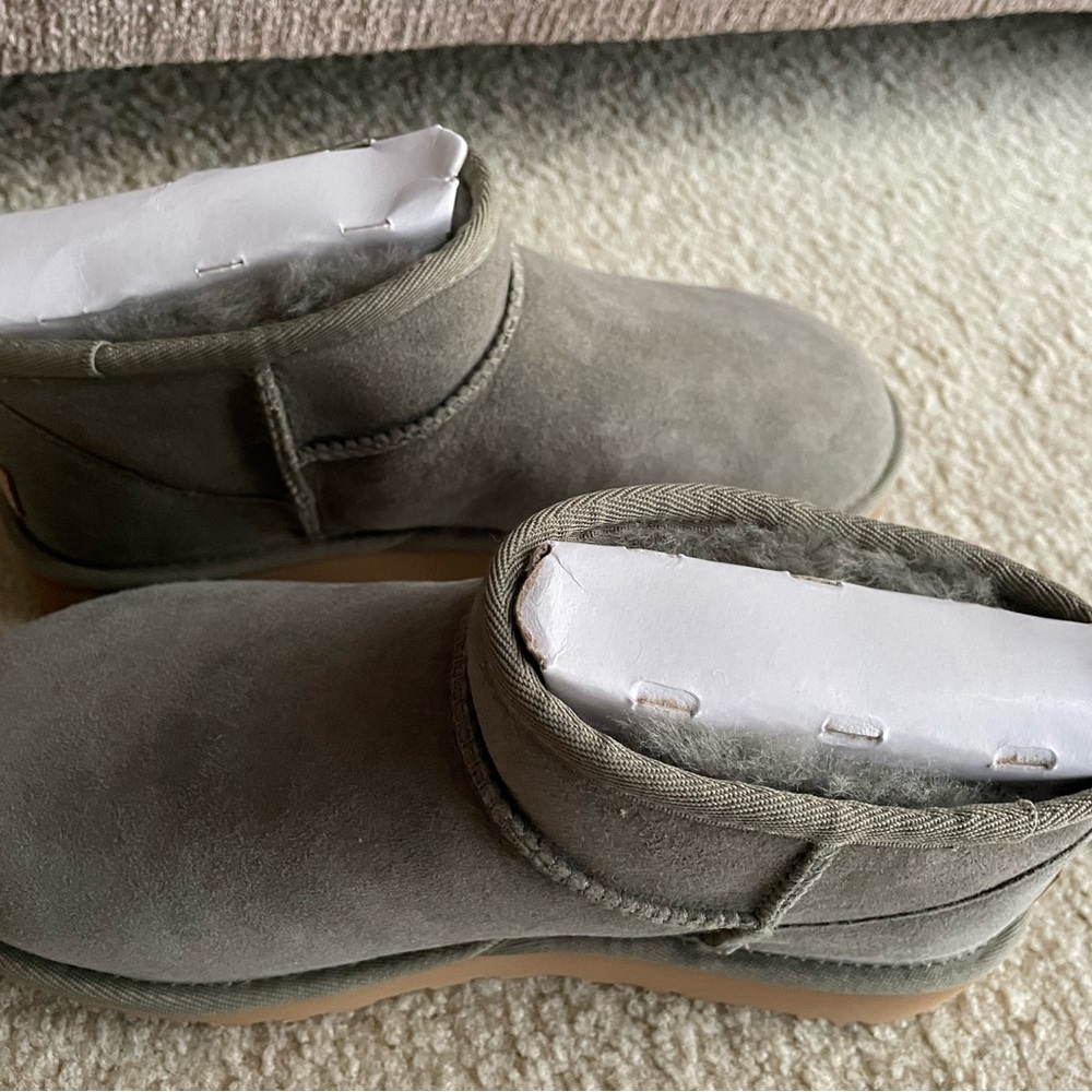 Authentic New UGG Ultra Mini Boots Women’s 7, Sophisticated Moss Green Amphora!